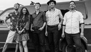 pia 10. 4. 2026 20:00 Koncert MaloMalo