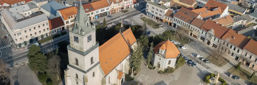 Námestie svätého Michala v Hlohovci z vtáčej perspektívy.